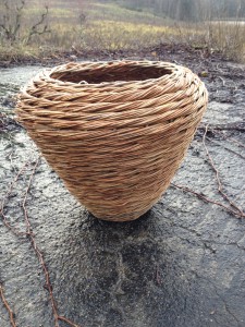 Silja levin kurvmaker, , pilefletting, pilfletting kurvmakerskolen kurvfletting silja levin lars levin skovstuen pil kurvmakerlærling kurver, levende pil basket making basketmaker, willoweaver, willow pølseflett pileflett