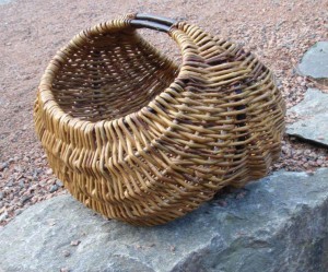 Silja levin kurvmaker, Skovstuen Pil, pilefletting, pilfletting kurvmakerskolen kurvfletting silja levin lars levin skovstuen pil kurvmakerlærling kurver, levende pil basket making basketmaker, willoweaver, willow Rammeverkskurv