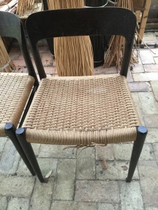 Restaurering av stolseter med rotting flett, papirgarn og sjøgress
